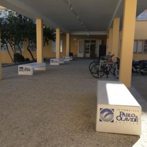 Rotulación en vinilo de bancos. Universidad Pablo de Olavide Sevilla