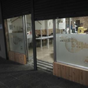 Rotulación de vinilos ácido plata en cristal. Café AB Sevilla