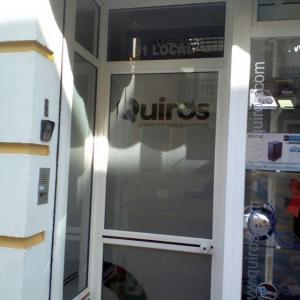 Rotulación de vinilos ácido plata en cristal. Quirós Informática Dos Hermanas Sevilla