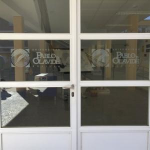 Rotulación de vinilos ácido plata en cristal . Universidad Pablo de Olavide Sevilla