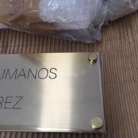 Rótulo cartel de latón Universidad de Sevilla. Rectorado zona noble. Latón grabado en bajo relieve + peana de madera