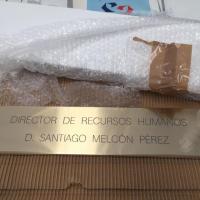 Rótulo cartel de latón Universidad de Sevilla. Rectorado zona noble. Latón grabado en bajo relieve + peana de madera