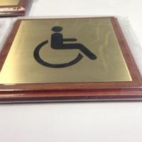 Rótulo cartel  niversidad de Sevilla. Rectorado zona noble. Latón grabado en bajo relieve + peana de madera