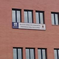 Rótulo cartel rotulado. Universidad Pablo de Olavide. Aula de Formación Permanente en Tomares