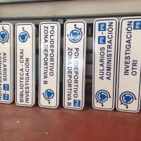 Rótulo Cartel Señalización direccional vial campus. Universidad Pablo de Olavide, Sevilla