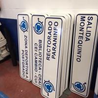 Rótulo Cartel Señalización direccional vial campus. Universidad Pablo de Olavide, Sevilla