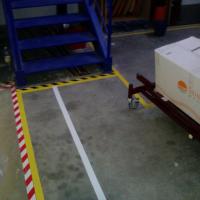 Señalización interior suelos riesgos laborales. Empresa Proazimut Sevilla.