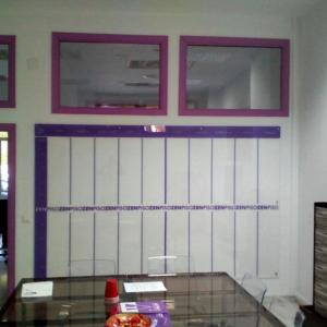 Decoración con pizarra de metacrilato incoloro rotulada con vinilos. Zen Piso Sevilla. Trabajos para Cyan Publicidad