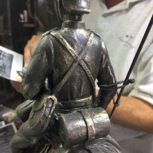 Lancero a caballo del Regimiento de Caballer&iacute;a Sagunto 7 Sevilla, Talla y figura 3D en resina con peana de madera.