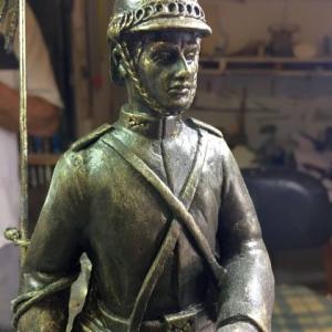 Lancero a caballo del Regimiento de Caballer&iacute;a Sagunto 7 Sevilla, Talla y figura 3D en resina con peana de madera.
