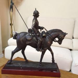 Lancero a caballo del Regimiento de Caballer&iacute;a Sagunto 7 Sevilla, Talla y figura 3D en resina con peana de madera.