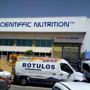 Letra en aluminio recortado o fresado y lacado. Escientiffic Nutrition Sevilla.