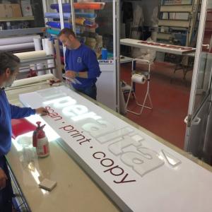 Letras recortadas en metacrilato sobre frente fresado e iluminado. Ragazzoni Peralta Sevilla.