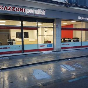 Letras recortadas en metacrilato sobre frente fresado e iluminado. Ragazzoni Peralta Sevilla.