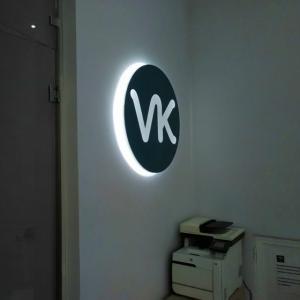 Logotipo en caja corpórea lacada e iluminda por led. Inmobiliaria VK Sevilla.