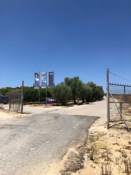 AGQ Sevilla. M&aacute;stiles de acero inoxidable con potencias y banderolas de lonas a doble cara.