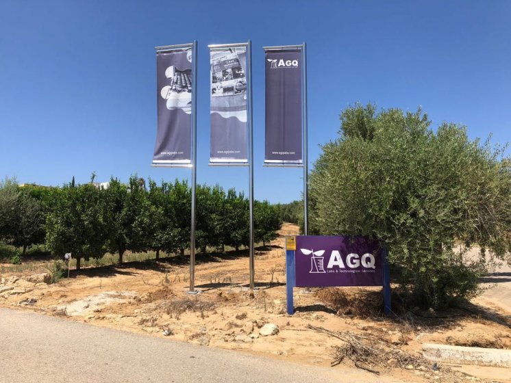 AGQ Sevilla. M&aacute;stiles de acero inoxidable con potencias y banderolas de lonas a doble cara.