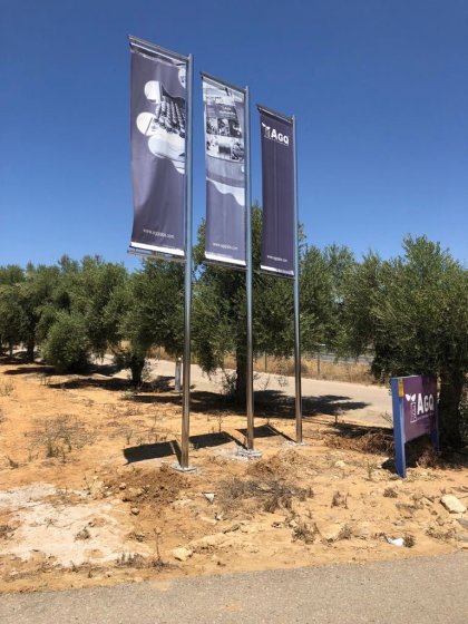 AGQ Sevilla. M&aacute;stiles de acero inoxidable con potencias y banderolas de lonas a doble cara.