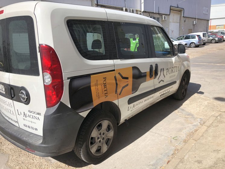 Bodegas Faustino. Rotulación en vinilo en impresión digital fundido laminado en Sevilla.