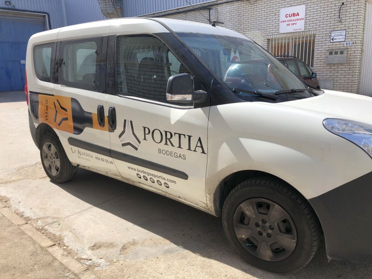 Bodegas Faustino. Rotulación en vinilo en impresión digital fundido laminado en Sevilla.