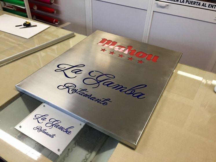 Caja en acero inoxidable con textos calados. Mesósn La Gamba en Dos Hermanas Sevilla.