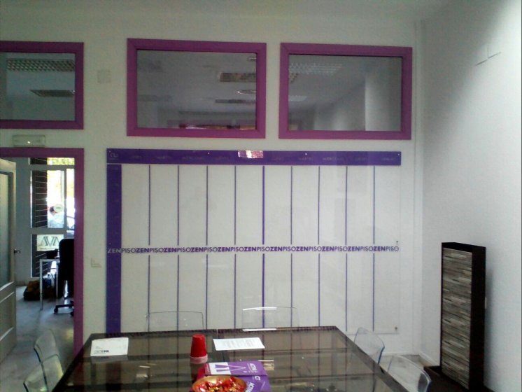 Decoración con pizarra de metacrilato incoloro rotulada con vinilos. Zen Piso Sevilla. Trabajos para Cyan Publicidad