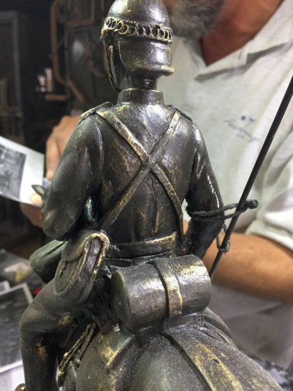 Lancero a caballo del Regimiento de Caballer&iacute;a Sagunto 7 Sevilla, Talla y figura 3D en resina con peana de madera.