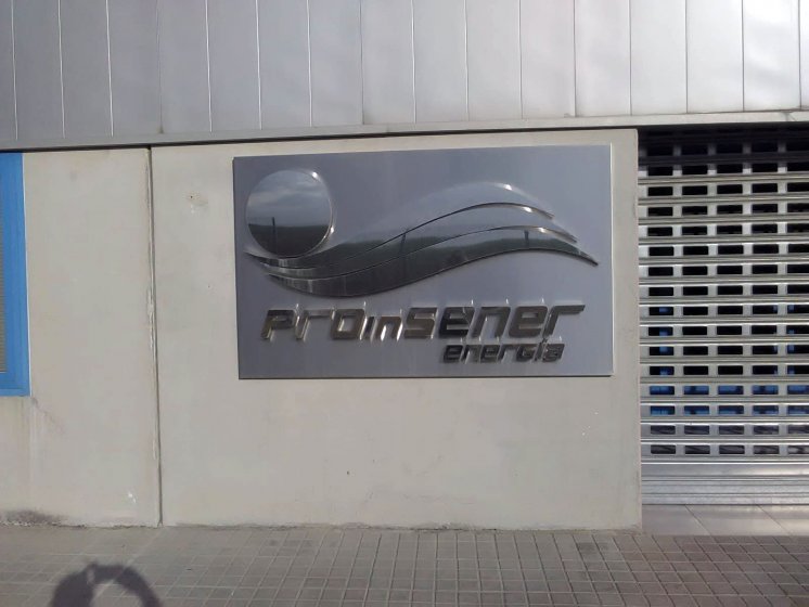 Letras corpórea sobre bandeja en acero inoxidable para Poinsener en Sevilla