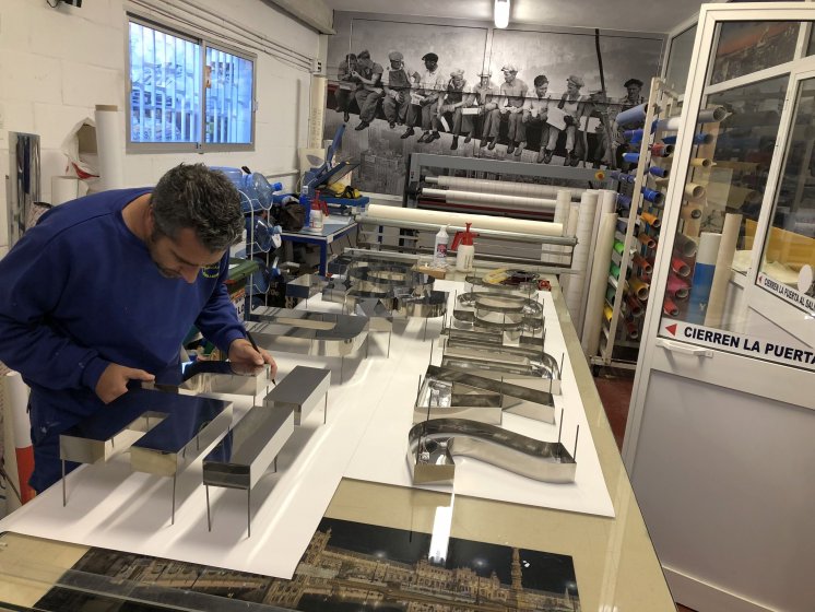 Letras corpóreas en acero inoxidable e iluminadas por led azul. Cocinas LLorente en Dos Hermanas Sevilla.