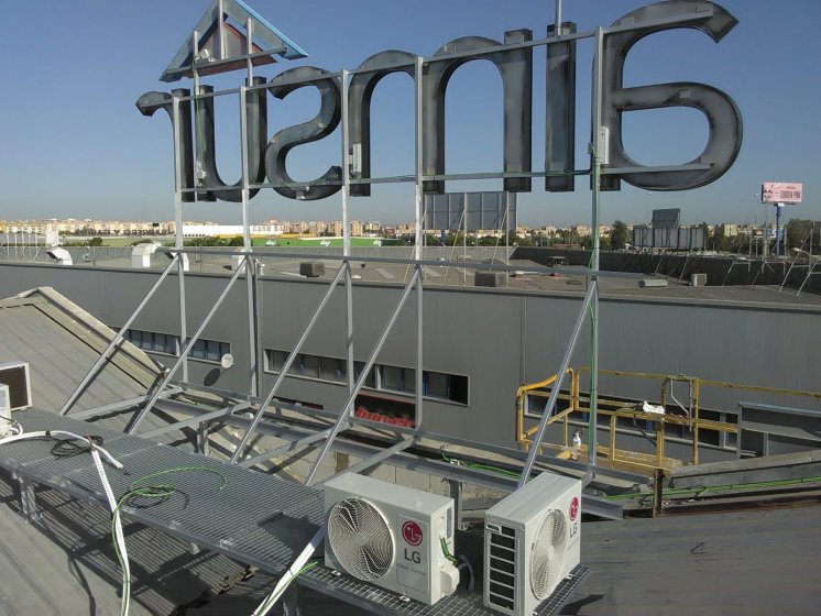 Letras corpóreas con frente de metacrilato black&white e iluminadas por led con estructura metálica. Aimsur Sevilla.