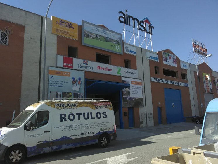 Letras corpóreas con frente de metacrilato black&white e iluminadas por led con estructura metálica. Aimsur Sevilla.