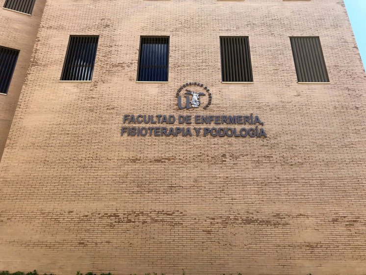 Letras corp&oacute;reas y lacadas en PVC de 30 mm. Facultad de Enfermer&iacute;a, Fisioterapia y Podolog&iacute;a. Universidad de Sevilla. 