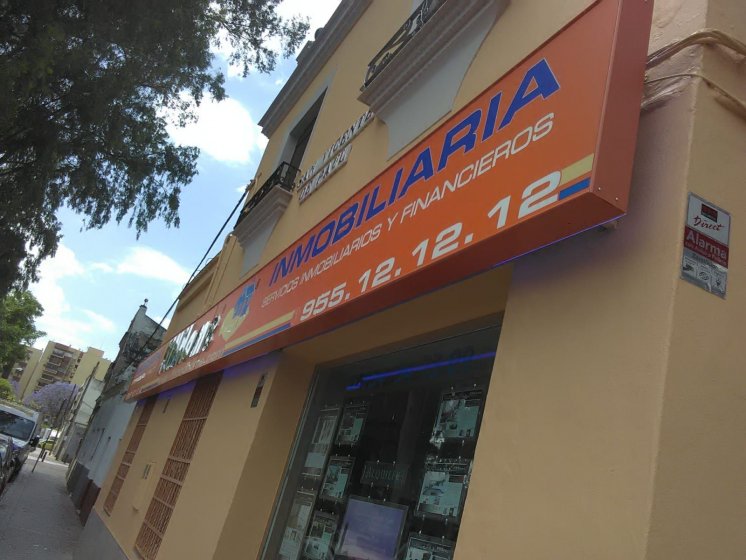 Letras recortadas en acero inoxidable y metracrilato para la Inmobiliaria Fin&Home en Sevilla.