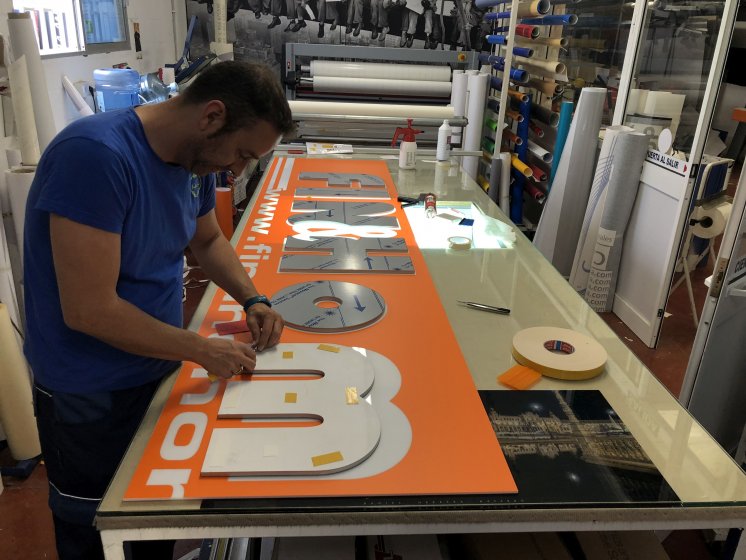 Letras recortadas en acero inoxidable y metracrilato para la Inmobiliaria Fin&Home en Sevilla.