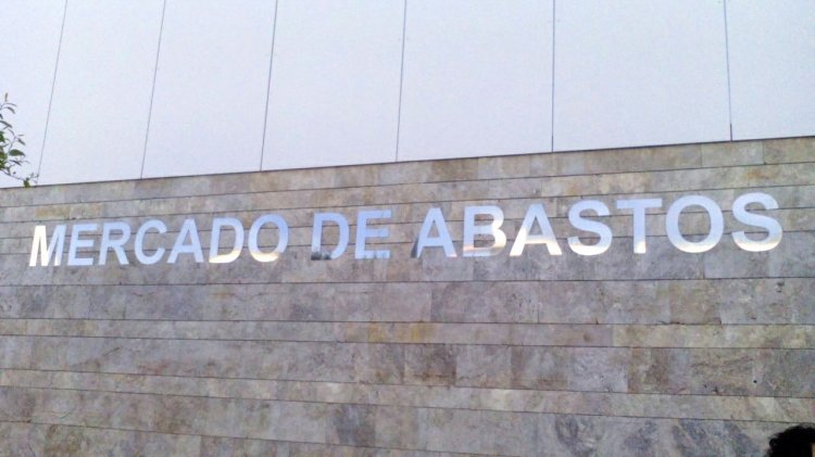 Letras recortadas en acero inoxidable para la plaza de Abastos de La Algaba en Sevilla
