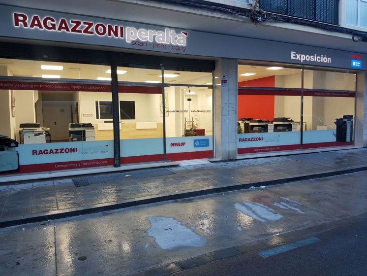 Letras recortadas en metacrilato sobre frente fresado e iluminado. Ragazzoni Peralta Sevilla.