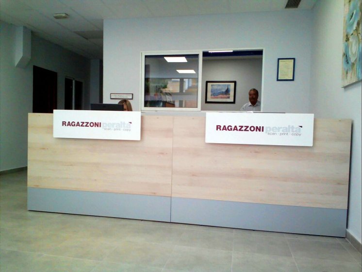 Letras recortadas en metacrilato sobre frente fresado e iluminado. Ragazzoni Peralta Sevilla.