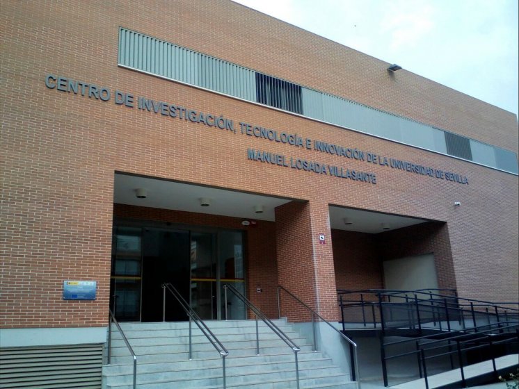 Letras recortadas en pvc de 30 mm y lacadas. Universidad de Sevilla.