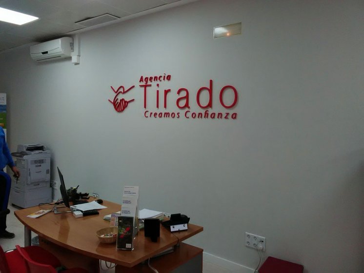 Letras recortadas en PVC lacado, para Agencia de Seguros Tirado en Dos hermanas Sevilla