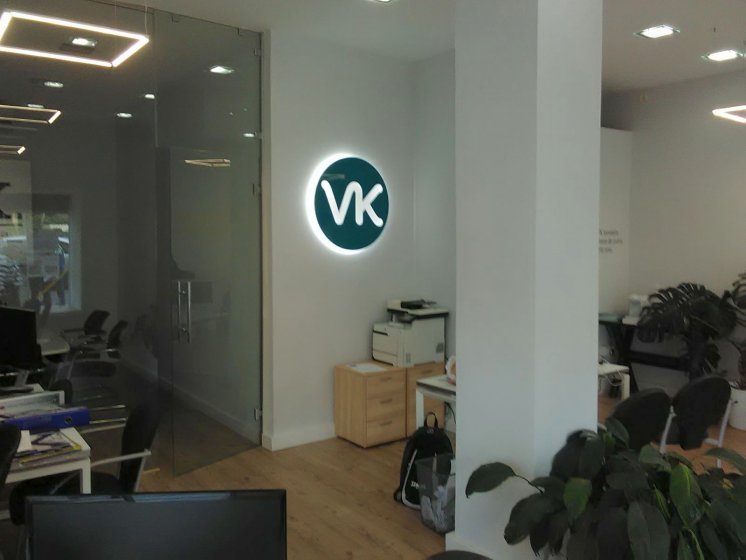 Logotipo en caja corp&oacute;rea lacada e iluminda por led. Inmobiliaria VK Sevilla.