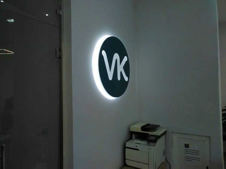 Logotipo en caja corp&oacute;rea lacada e iluminda por led. Inmobiliaria VK Sevilla.