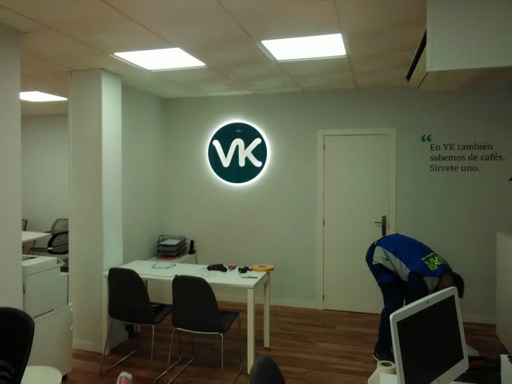Logotipo en caja corp&oacute;rea lacada e iluminda por led. Inmobiliaria VK Sevilla.