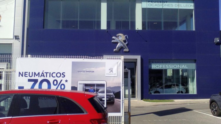 Lona promocional o publicitaria. Peugeot Automares Sueminencia Sevilla.