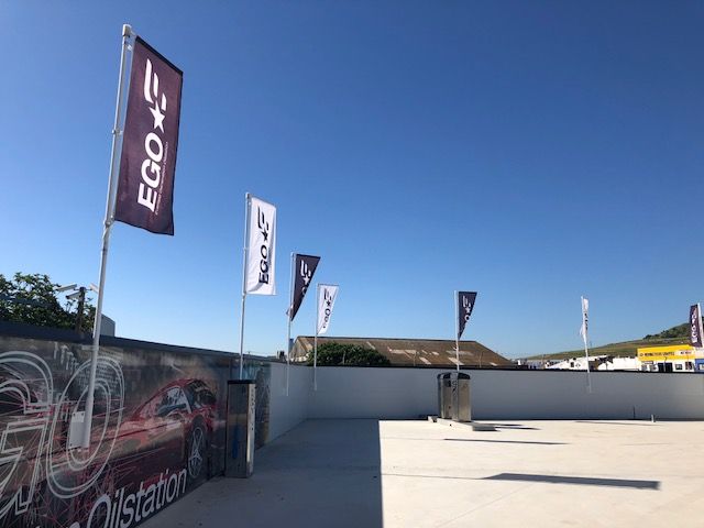 M&aacute;stiles de aluminio con potencia y bandera. Gasolineras EGO en Sevilla 