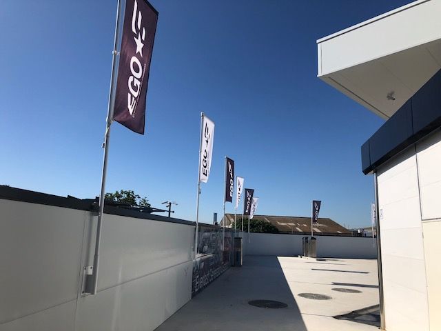 M&aacute;stiles de aluminio con potencia y bandera. Gasolineras EGO en Sevilla 
