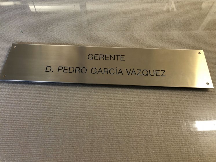 Placa de lat&oacute;n grabada en bajo relieve y patina de tinta. Universidad de Sevilla.