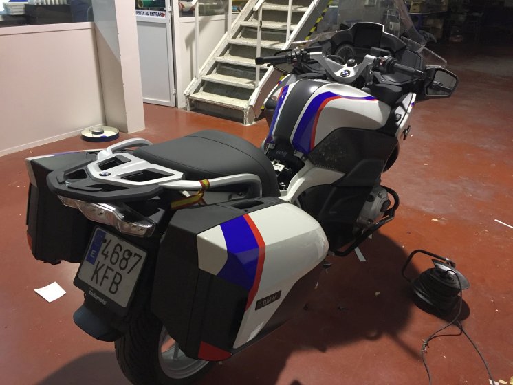 Rotulación 100 aniversario en Japón de BMW, con vinilo fundido y laminado de moto BMW R 1200 RT. Sevilla