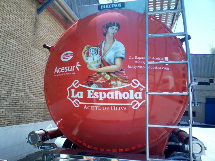 Rotulación de camión cisterna, en vinilos de corte e impresión digital fundidos. Aceites la Española Acesur Sevilla.