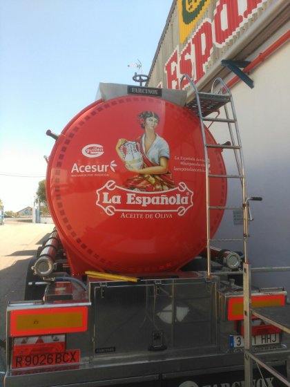 Rotulación de camión cisterna, en vinilos de corte e impresión digital fundidos. Aceites la Española Acesur Sevilla.