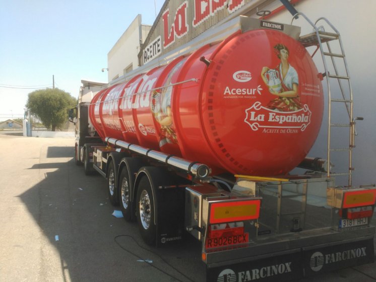 Rotulación de camión cisterna, en vinilos de corte e impresión digital fundidos. Aceites la Española Acesur Sevilla.